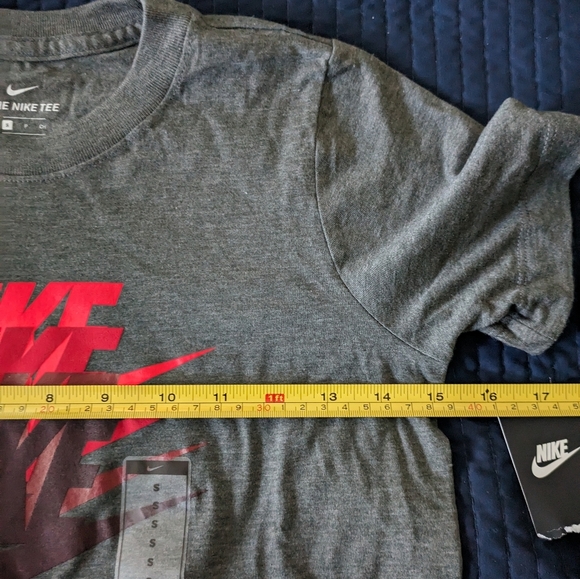 Nike Boys Small Quadruple NIKE Swoosh Shirt CU1008 081  Dark Gray NWT 012025 - Picture 6 of 8